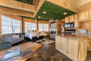 The Yurt at Paradise Pointe with a hot tub fire pit & Grill