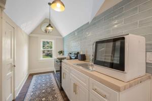 Charming 2BR East Nash Duplex Great Location