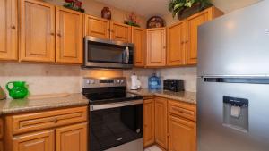 Barefoot @ Sea Retreat Stunning Oceanfront Condo
