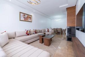 Appartement avec Piscine dans Résidence Privée