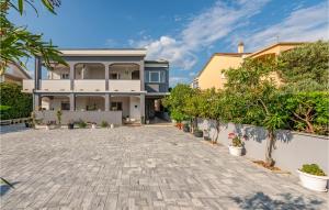 Lovely Apartment In Povljana With Wifi