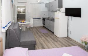 Lovely Apartment In Povljana With Wifi