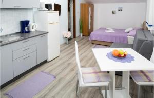 Lovely Apartment In Povljana With Wifi