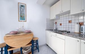 1 Bedroom Beautiful Apartment In Rabac