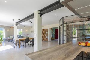 Maisons de vacances 4 house 5 bedrooms, swimming pool and river absolute calm : photos des chambres