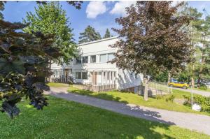 RH 90 m2 and free parking only 3 min with a car from the airport