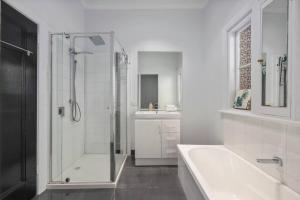 Hargreaves St - Group Holiday 8BR - Bendigo CBD