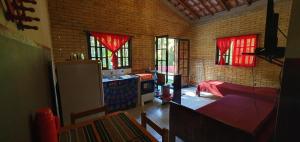 Tahoma Chale Rustico côr Café e vermelho Prumirim Paraiso