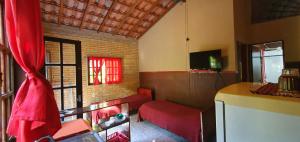 Tahoma Chale Rustico côr Café e vermelho Prumirim Paraiso