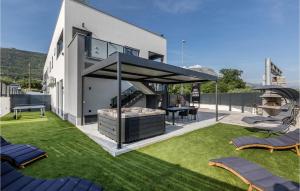 Beautiful Apartment In Kastel Luksic