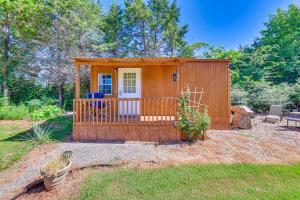 1 Mi to Lake Texoma Cozy Studio with Outdoor Space!