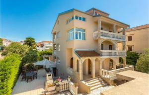 Cozy Apartment In Malinska With Kitchen