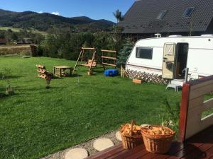 Mała Chatka w Dolinie Niedźwiadka - Drewniany Biały Domek