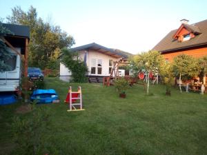 Mała Chatka w Dolinie Niedźwiadka - Drewniany Biały Domek