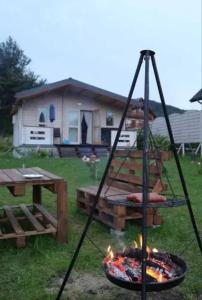 Mała Chatka w Dolinie Niedźwiadka - Drewniany Biały Domek