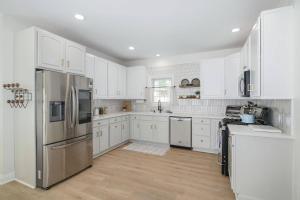 Beachblock Oasis: 5BR Designer Home w Parking