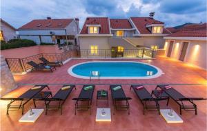 3 Bedroom Nice Apartment In Molunat