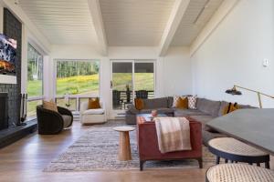 4 BR TRUE Ski-in & Out Stunning Views Pool HotTub