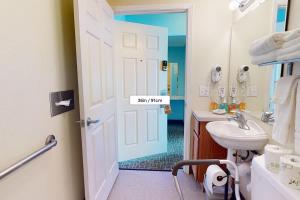 Oceanfront Studio - Sleeps 4 - Ground Floor - Pool and Hot Tub