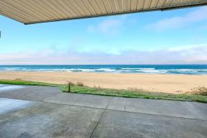 Oceanfront Studio - Sleeps 4 - Ground Floor - Pool and Hot Tub