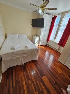 Tanners End Apartment