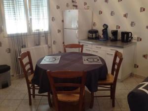 Charmant Gîte à Étain, Tout Inclus, Proche Verdun avec Terrasse et Parking - FR-1-585-3