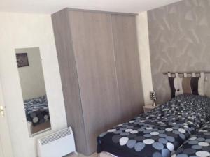 Maisons de vacances Charmant Gite a Etain, Tout Inclus, Proche Verdun avec Terrasse et Parking - FR-1-585-3 : photos des chambres