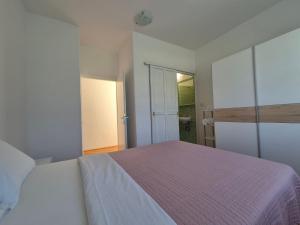 Apartments with parking space Rab - 24792