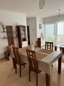 2 bed Comfy Gem: Functional, Ideal Location, Steps to the Beach