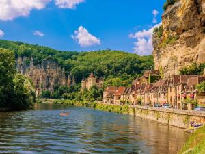 Maisons de vacances Holiday Home in Mauroux with Pools & Vineyards : photos des chambres