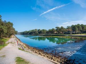 Maisons de vacances Holiday Home in Mauroux with Pools & Vineyards : photos des chambres