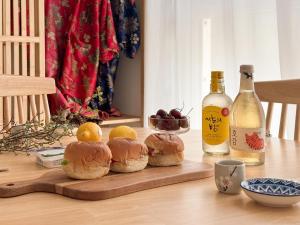 3-Min Walk from Achasan Station, 2-Bedroom Bali Mood Stay with Hinoki Aroma