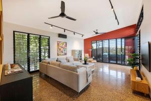 Tropic Pavilion - Breezy Designer Retreat near Beach