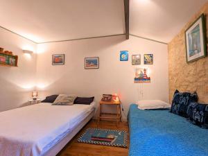 Maisons de vacances Moulin Authentique avec Jardin Prive et Activites pour Familles et Amis en Bord de Riviere - FR-1-653-251 : photos des chambres