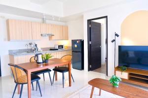 Cozy 2BR with a SunKissed Balcony