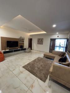 Water's egde service apartment