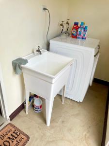 Resort Vibes Getaway - Colbeck Manor Old Harbour - Gated, pool, gym