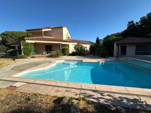 Maisons de vacances Villa 4 Faces a Laroque-des-Alberes avec Piscine et Terrasse - FR-1-732-67 : photos des chambres