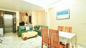 Nguyên căn 6 tầng 4 phòng ngủ khép kín thang máy