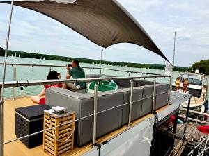 TraumZeitBoot Jutta - exklusiver Festlieger in perfekter Lage am Scharmützelsee Bad Saarow