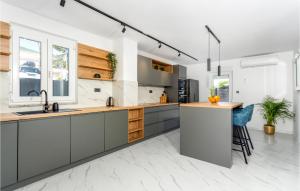 4 Bedroom Amazing Home In Baska 