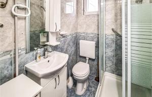 Stunning Apartment In Vir With Kitchen