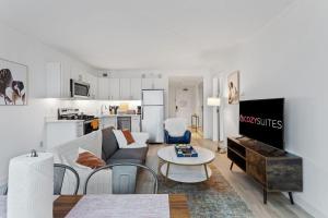 Spacious 2BR CozySuites Condo at Showboat #21