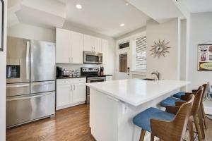 Massive Mid-Century Marvel 5 Bedrooms and Parking