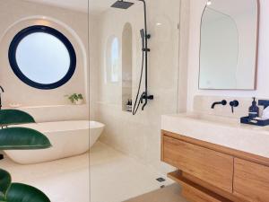 Chic, modern villa in Seseh