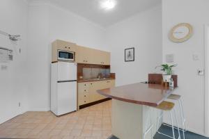 Broadbeach Retreat Pool, Tennis Walk to Beach