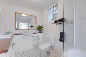 Broadbeach Retreat Pool, Tennis Walk to Beach