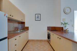 Broadbeach Retreat Pool, Tennis Walk to Beach