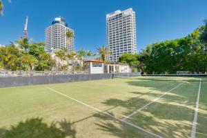 Broadbeach Retreat Pool, Tennis Walk to Beach