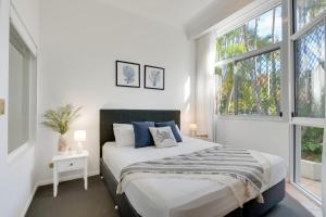 Broadbeach Retreat Pool, Tennis Walk to Beach